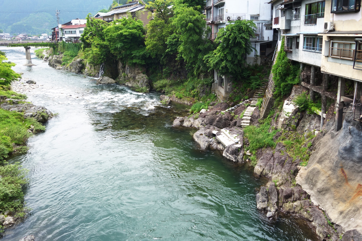 新橋上から見た吉田川