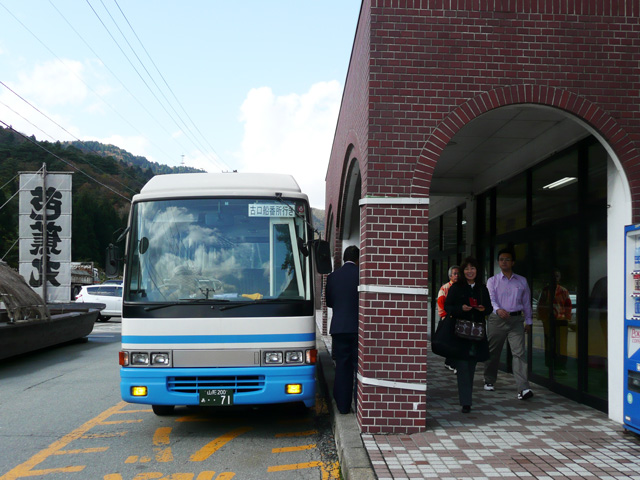 古川行のバス